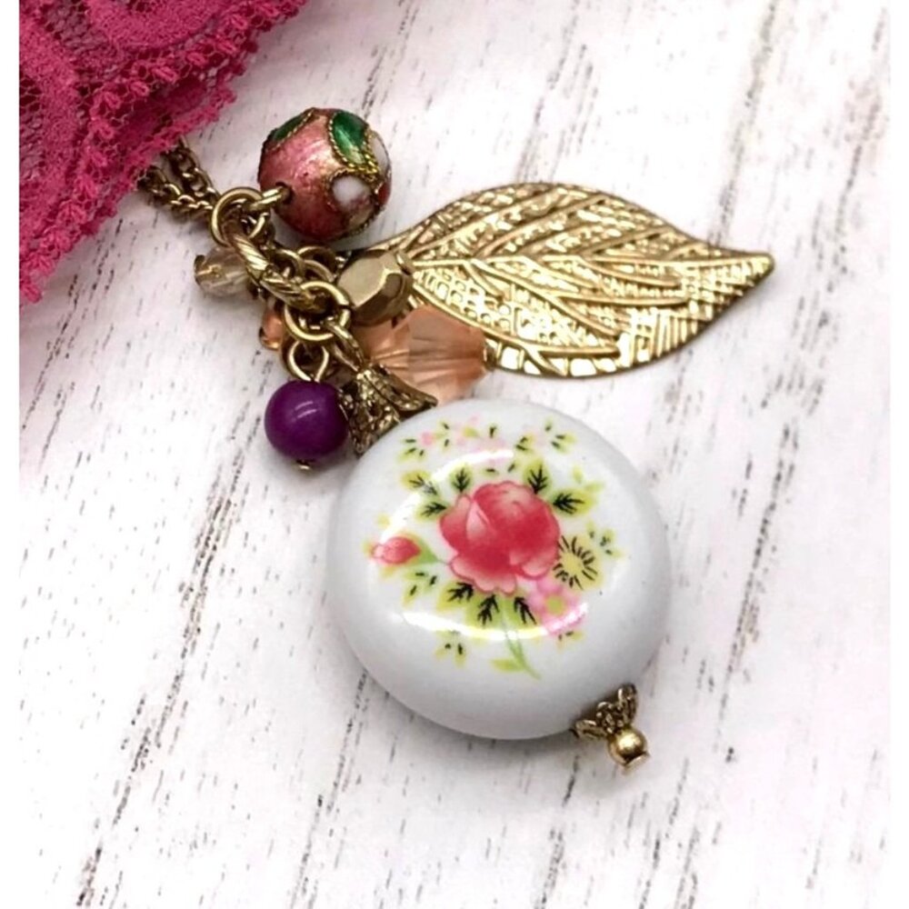 Vintage-Inspired Gold Chain Necklace With Floral Ceramic Pendant Leaf Charm & Be